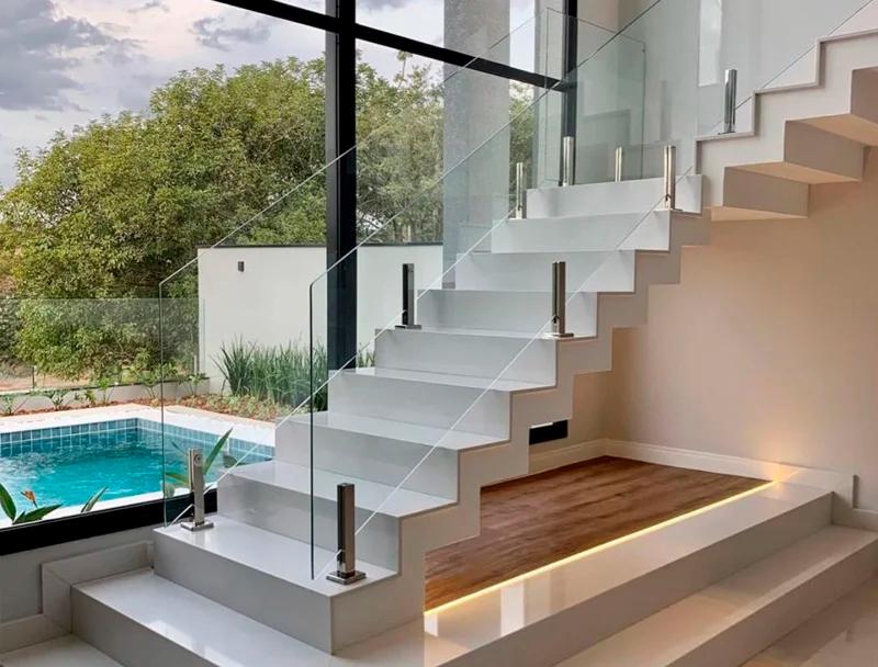 Escada com guarda corpo de vidro