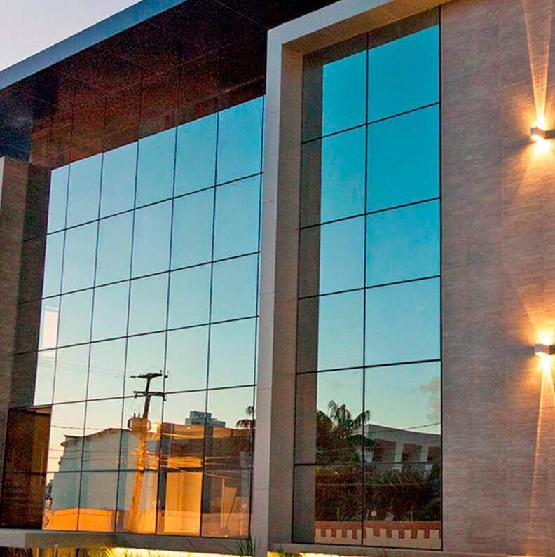 Projeto comercial com fachada e esquadrias