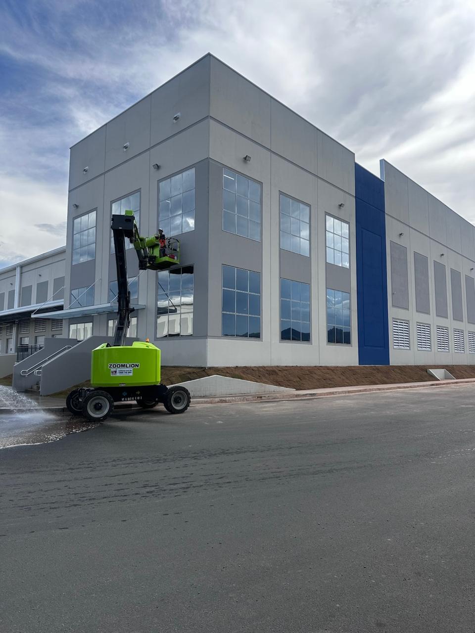 Fachada com pele de vidro